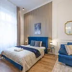 Luxurious Central Grand Home W/ 3Bedrm 2Bathrm