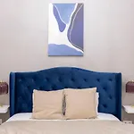 Luxurious Central Grand Home W/ 3Bedrm 2Bathrm
