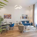 Luxurious Central Grand Home W/ 3Bedrm 2Bathrm