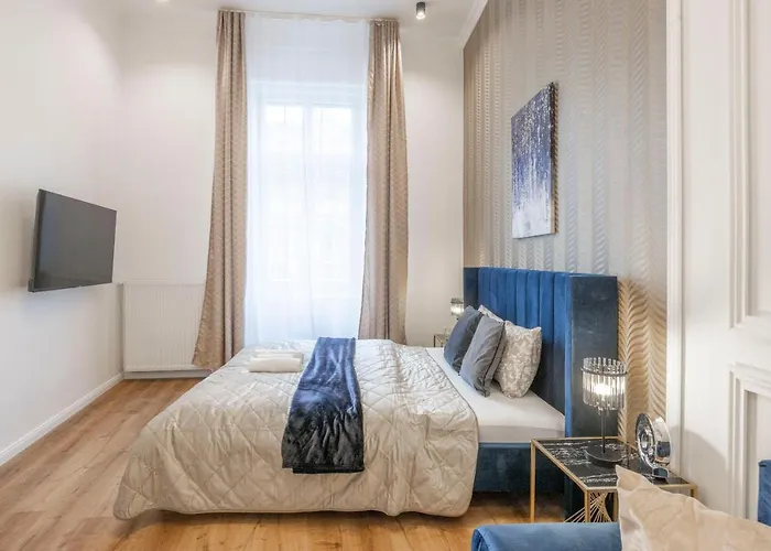Luxurious Central Grand Home W/ 3Bedrm 2Bathrm