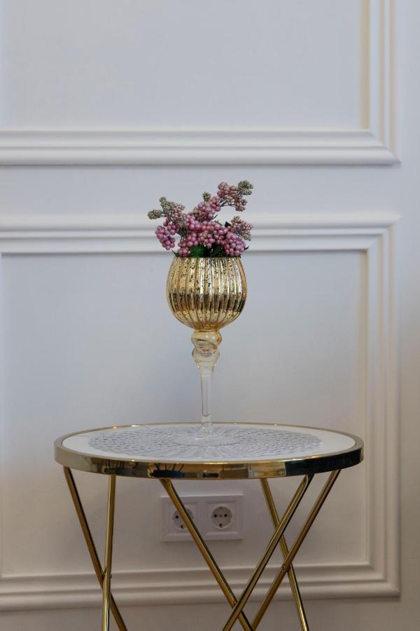 Luxurious Grand W/ 3bedrm 2bathrm * Budapest