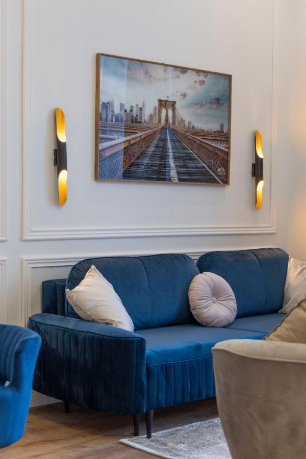 Luxurious Grand W/ 3bedrm 2bathrm Apartment *