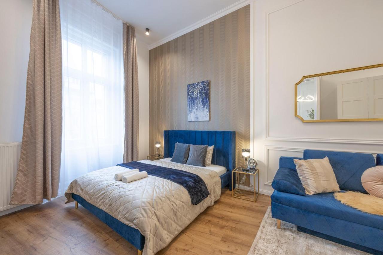 Luxurious Grand W/ 3bedrm 2bathrm *
