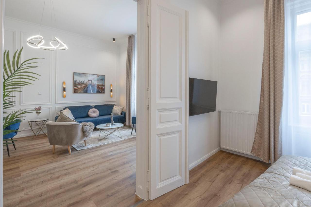 Luxurious Grand W/ 3bedrm 2bathrm * Budapest