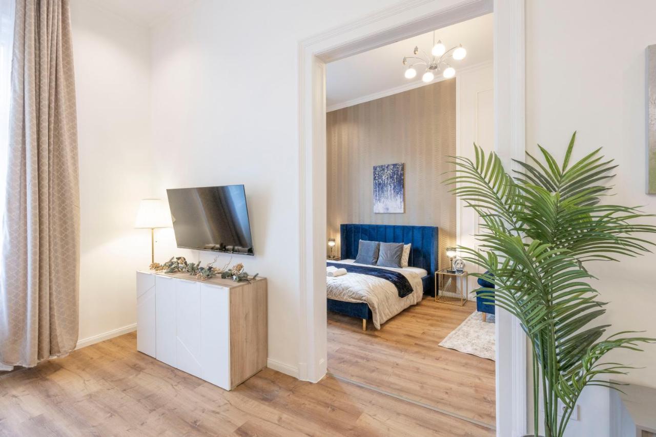 Luxurious Grand W/ 3bedrm 2bathrm Apartment Budapest