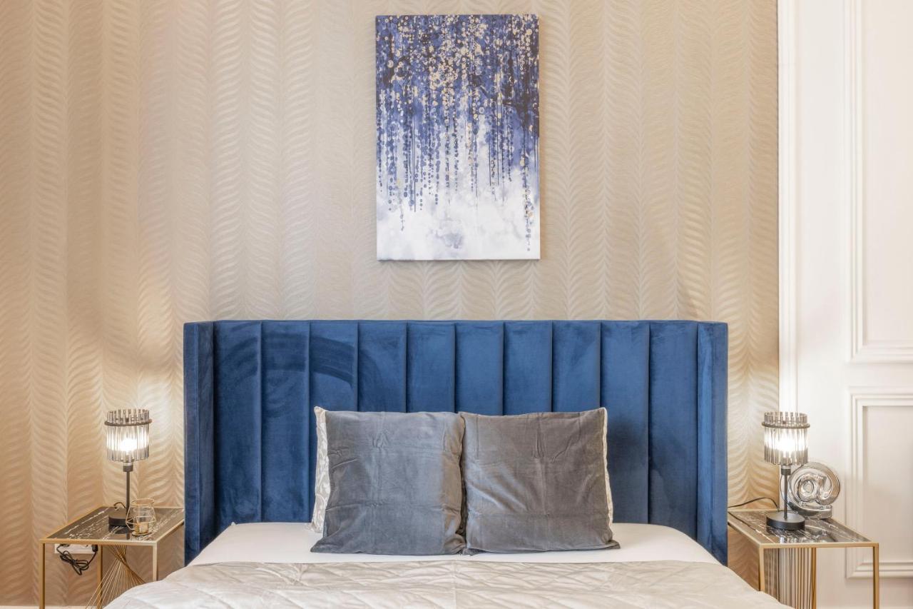 Luxurious Grand W/ 3bedrm 2bathrm Apartment *