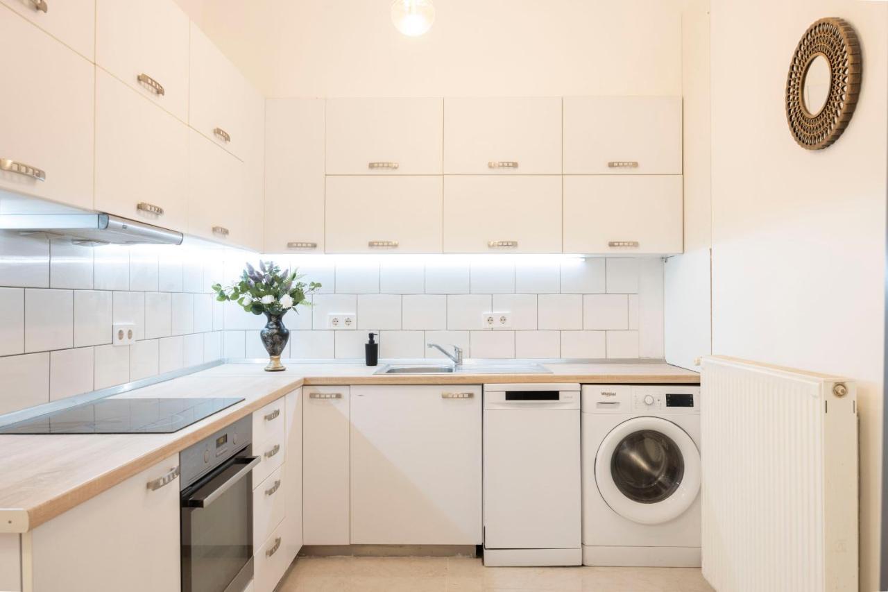 Luxurious Grand W/ 3bedrm 2bathrm Apartment