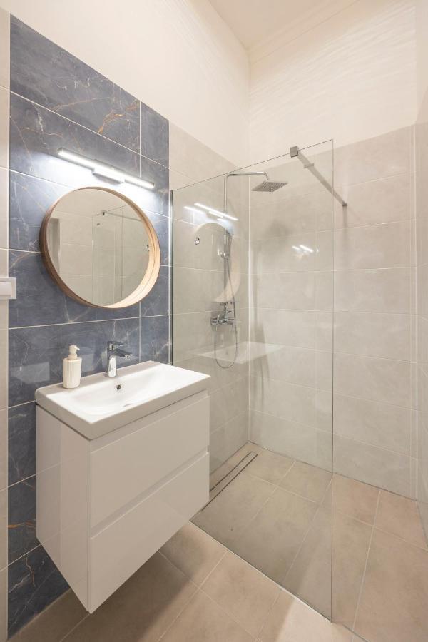 Luxurious Grand W/ 3bedrm 2bathrm Budapest