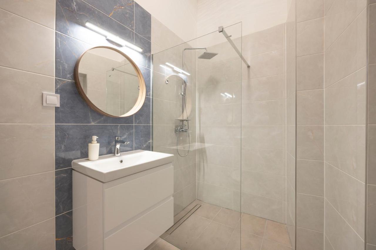 Apartment Luxurious Grand W/ 3bedrm 2bathrm *