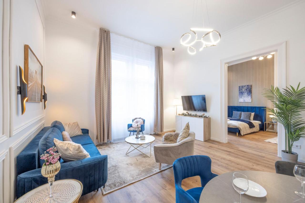 Luxurious Grand W/ 3bedrm 2bathrm Apartment *