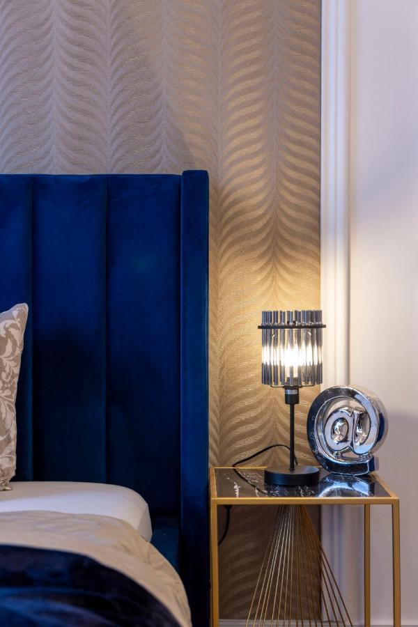 Luxurious Grand W/ 3bedrm 2bathrm Apartment